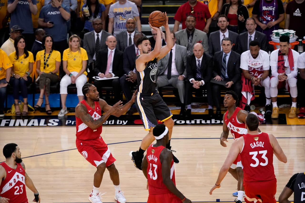 Un encendido Klay Thompson seguía machacando a Toronto con sus lanzamientos de larga distancia. Pero en una jugada donde intentaba clavar el balón, Danny Green en intensidad modo Playoff fue a bloquearle el tiro.