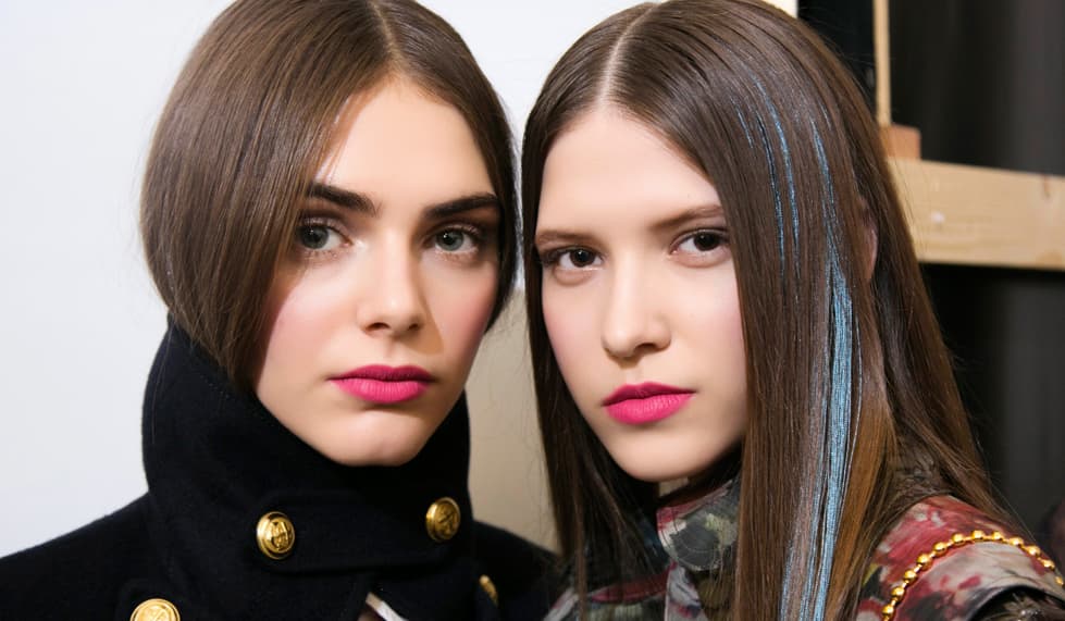 Diffuse. Es un maquillaje que tiene un toque irregular pues es como si este se corriera. Los bordes van difuminados, los colores de los labios también van ligeramente borrados. “No queremos ver los engaños de los iluminadores y del contorneado… Simplemente la piel va hermosa y toma un efecto diferente en los labios. Es la nueva forma de interpretar lo real”, asegura la maquillista Val Garland.