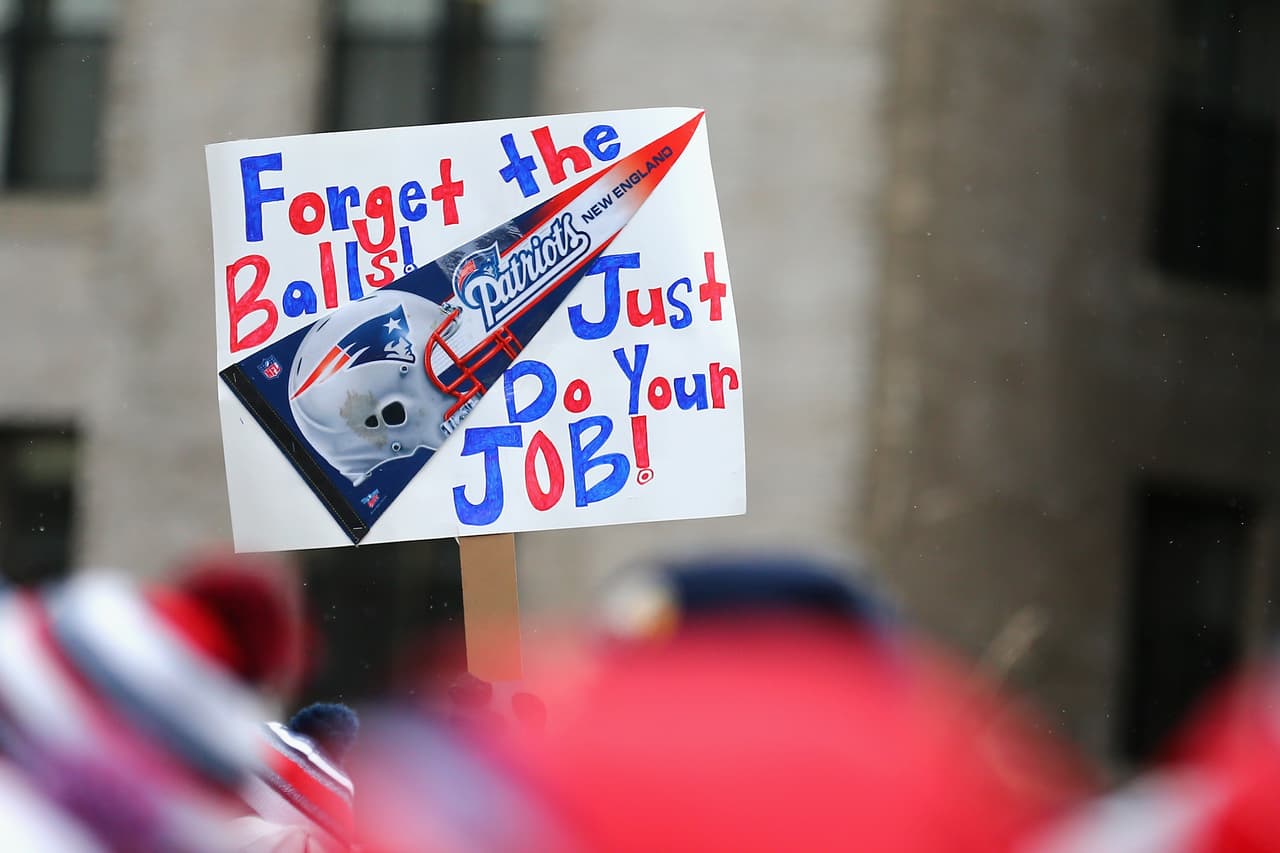 Uno de los casos más sonados en el futbol americano, fue cuando descubrieron que los balones usados en el partido de los Patriots contra los Colts en 2015, no tenían la presión correcta y se sospechó que el equipo de New England los desinfló a propósito, este caso fue conocido como “Deflategate”.