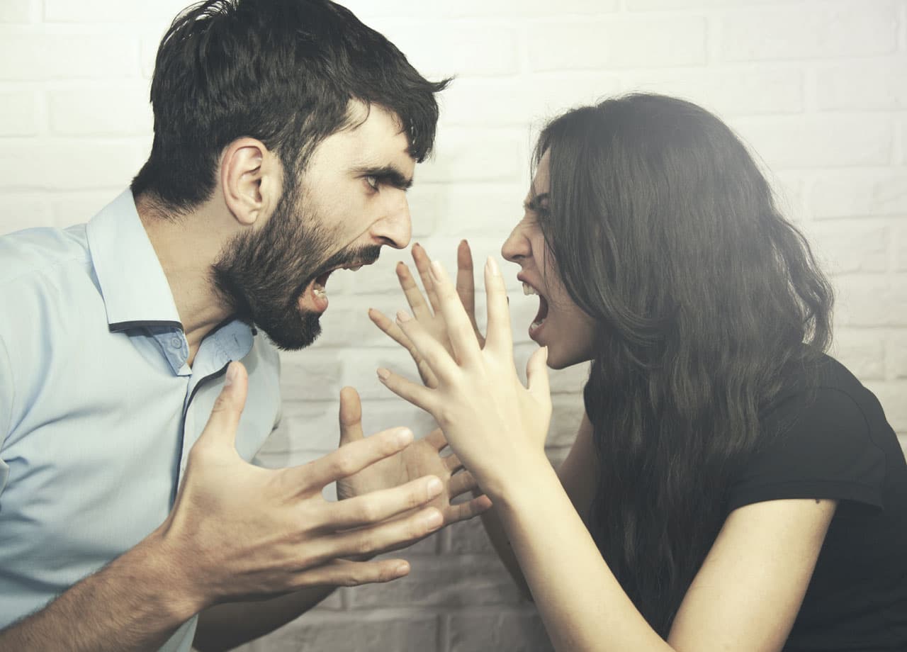 <b>Un día discuten y el otro también. </b>Otro síntoma de una relación tóxica es que se comienza a discutir por todo. Que si el café está frío, que si la sopa estuvo salada, que si el perro se hizo en la casa, que si se metió una mosca. Todo ya es motivo de discusión.