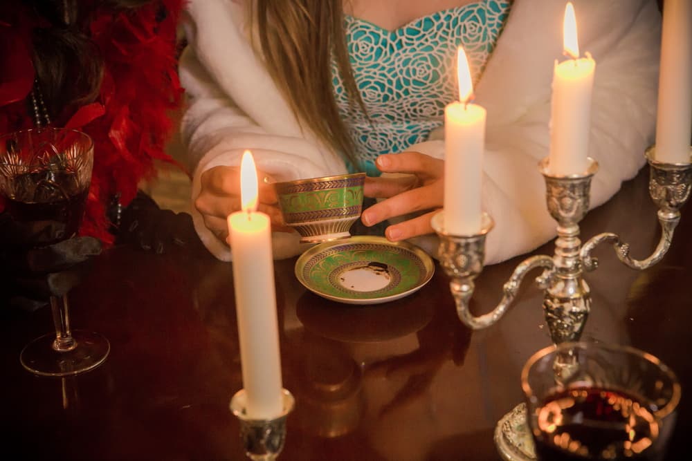 Una forma tipo herradura es un augurio de felicidad, suerte en juegos de azar. Una mano representa dar o recibir ayuda, empatía con los demás, solidaridad. Una cruz representa compromiso, incluso un matrimonio. Si ya estás casado es que tu unión pasa por un buen momento.