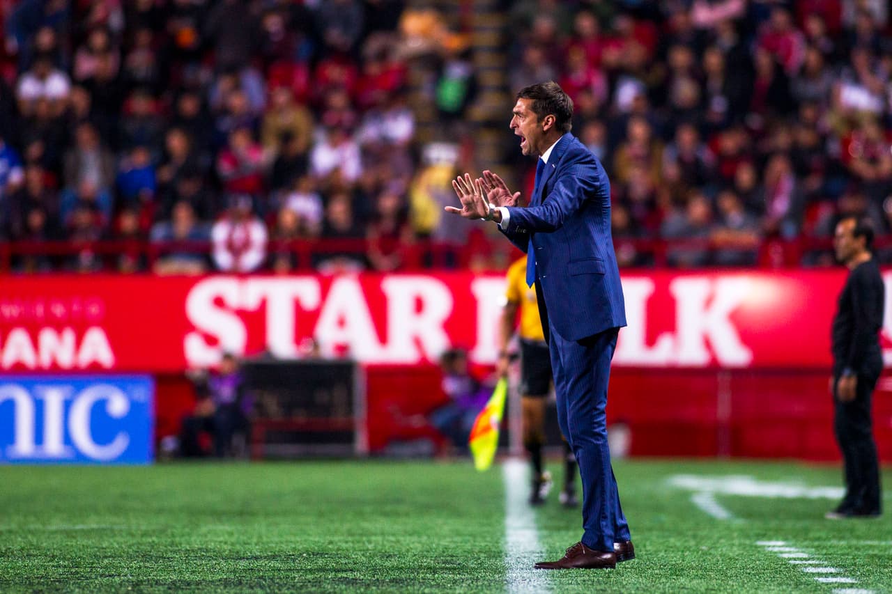 Diego Alonso pedía calma a sus pupilos que se mostraban acelerados en la primera mitad.