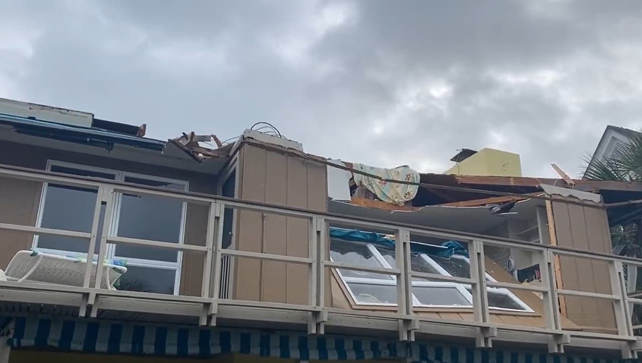Una casa resultó gravemente dañada, después de que el techo le fuera arrancado. Al sitio acudieron socorristas.
