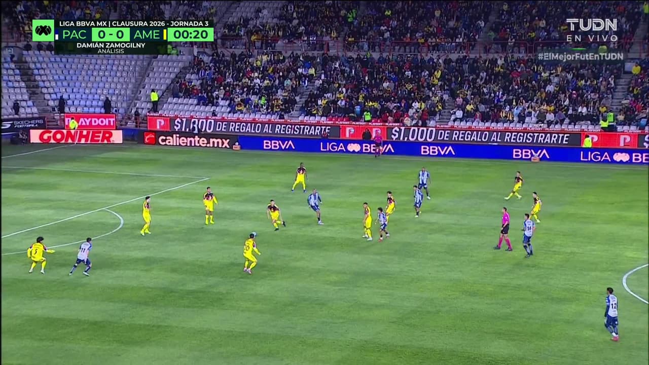 Arranca el partido y la pelota está en juego.