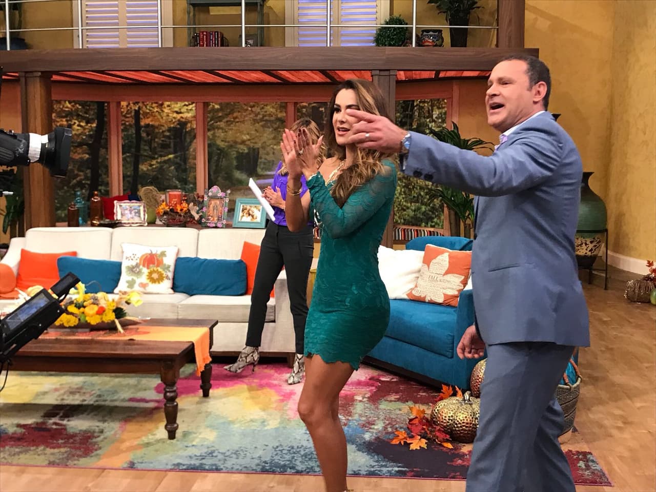 El estudió se alborotó, Ninel Conde quería bailar y ya tenía en la mira a su pareja.
