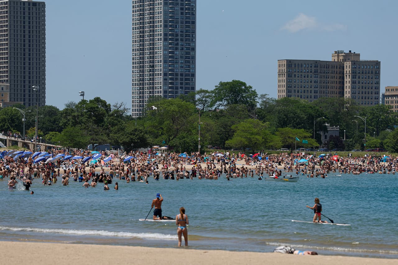 <b>Presta atención a las personas mayores de 65 años, niños y las mujeres embarazadas</b>, ya que son más vulnerables al calor. Es importante verificar que se encuentren bien a lo largo del día y asegurarse de que estén hidratados y en un ambiente fresco.