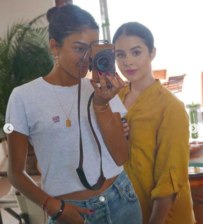 "Agradezco cada momento que hemos vivido juntas,
<b> desde las risas hasta las peleas</b>. Todos estos años han sido una aventura, crecimos de niñas a mujeres y lo mejor de todo es que lo hemos hecho juntas sabiendo que ahí vamos a estar si alguna de las dos se tropieza". 
<br>