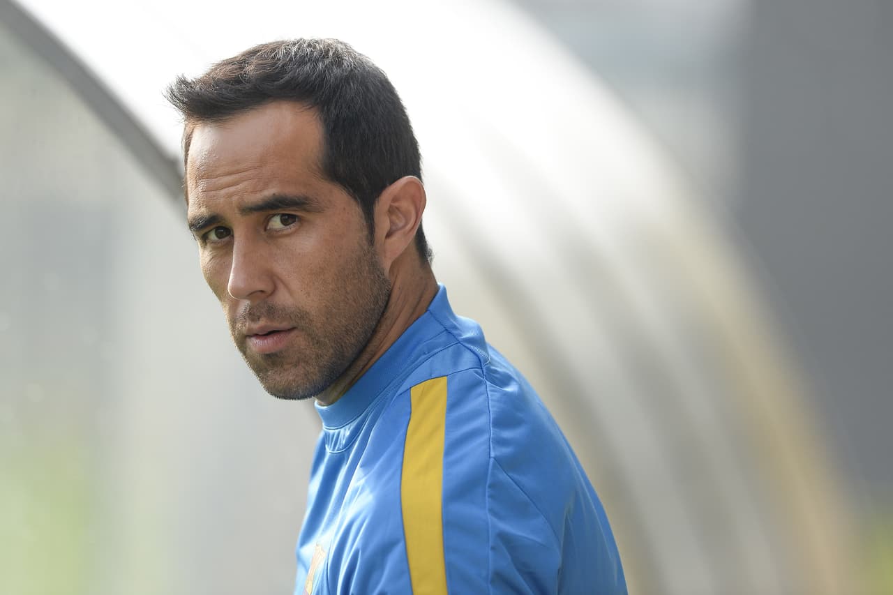 Claudio Bravo sufre una lesión muscular y podría ser baja ante el Atlético de Madrid