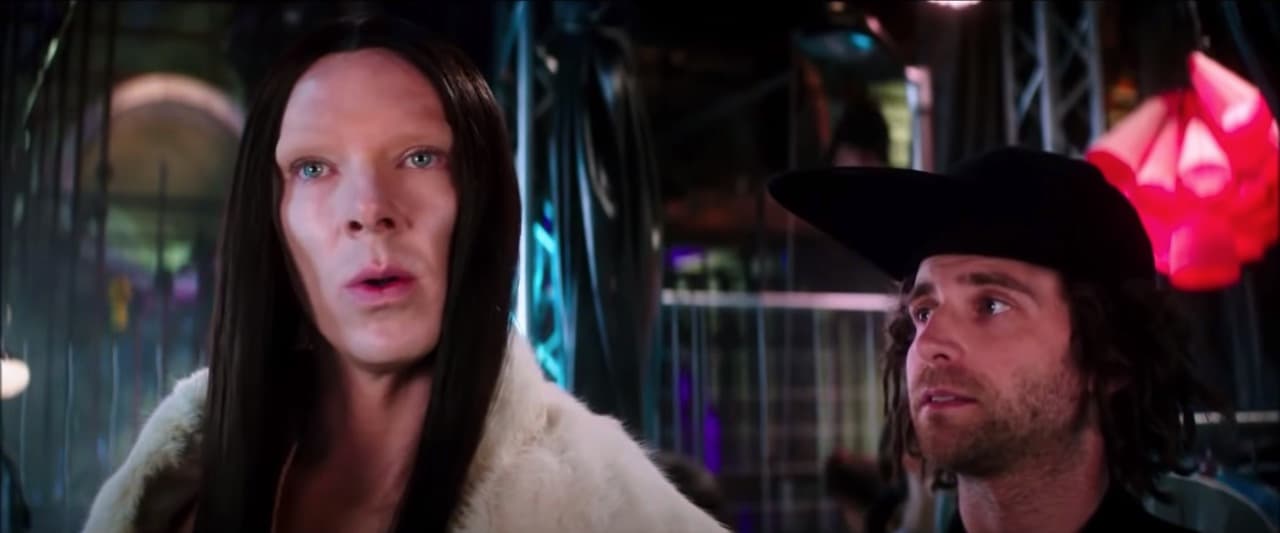 Un grupo de activistas por los derechos LGBT inició una petición en línea en la que demandaban que “el personaje andrógino interpretado por 
<a href="https://www.univision.com/famosos/benedict-cumberbatch-y-kirsten-dunst-no-se-hablaron-en-the-power-of-the-dog">Benedict Cumberbatch es una representación</a> ofensiva de los individuos transexuales”.