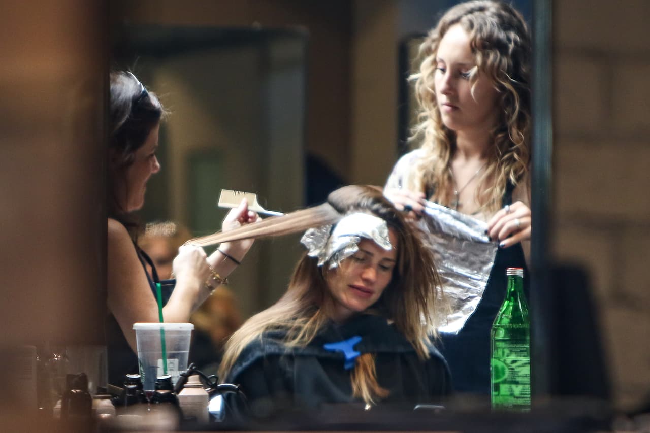 Acudió para que le hicieran un retoque en su tinte.