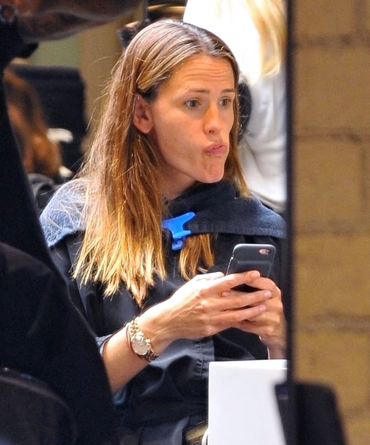 Checó su celular, ¿le habrá escrito Ben Affleck?