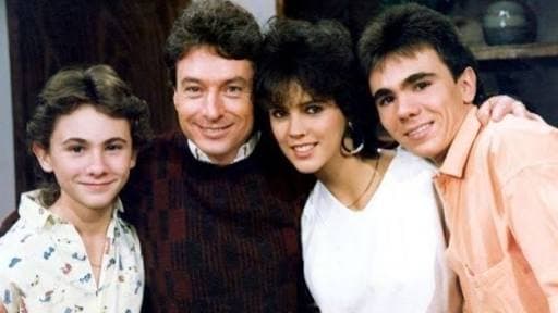 Estrenada en 1987, 'Papá Soltero' mostraba a César Costa como un ejecutivo de televisión que se hacía cargo de sus tres hijos adolescentes, Alejandra (Edith Márquez), Miguel y César (los hermanos Quiróz, Gerardo y Luis Mario), con algunos enredos amorosos y muchas risas.
