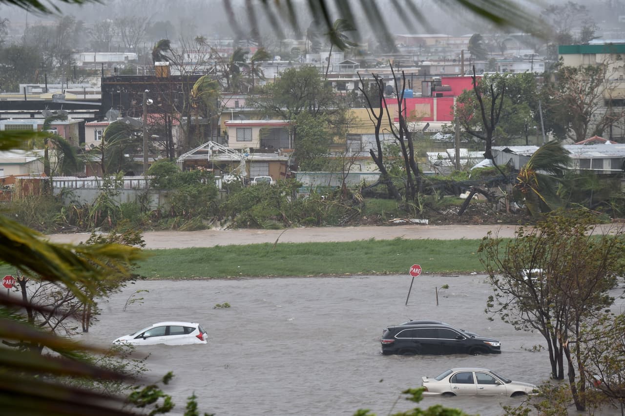 Un estacionamiento inundado cerca del Coliseum Roberto Clemente en San Juan, Puerto Rico.