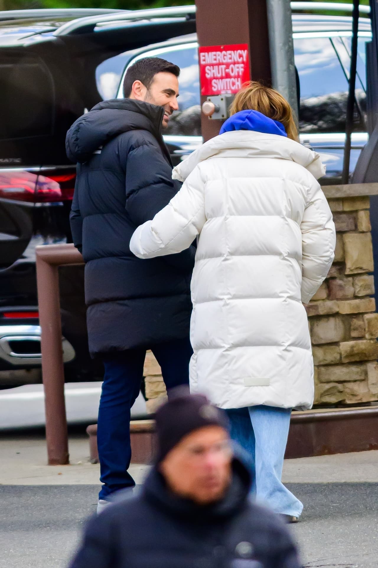 López ha estado filmando dicha comedia romántica en el área de New Jersey con su co-estelar, 
<a href="https://www.univision.com/famosos/jlo-romance-brett-goldstein-venganza-ben-affleck" target="_blank">el actor Brett Goldstein</a>.