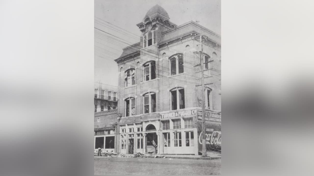 Varios edificios resultaron con daños estructurales.