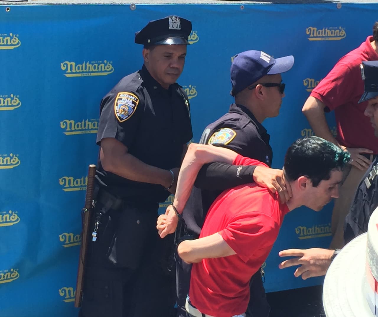 En nombre de los animales atacan con salsa de tomate a comelones de "hot dogs"