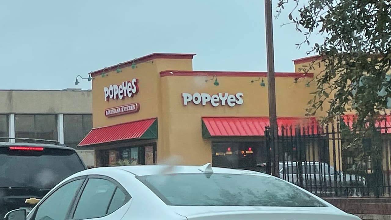 La advertencia por tormenta invernal se mantiene en el área metropolitana de Houston y sus zonas aledañas.