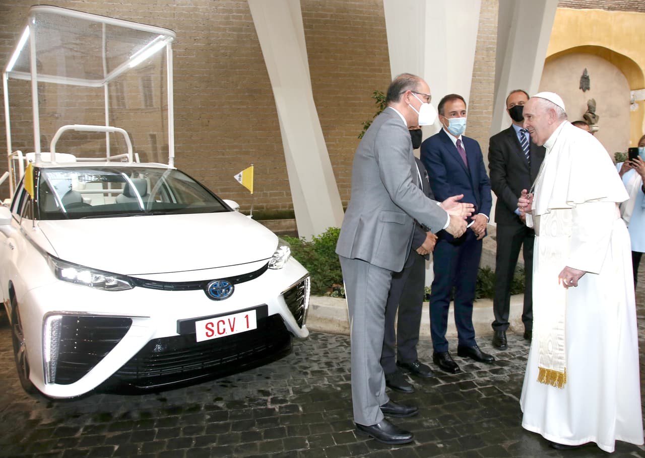El 7 de octubre de 2020, Miguel Fonseca, vicepresidente senior de Toyota Motor Europe, y Mauro Caruccio, director ejecutivo de Toyota Motor Italia, acudieron al Vaticano para hacer entrega oficial de una unidad de este papamóvil ecológico al santo pontífice.