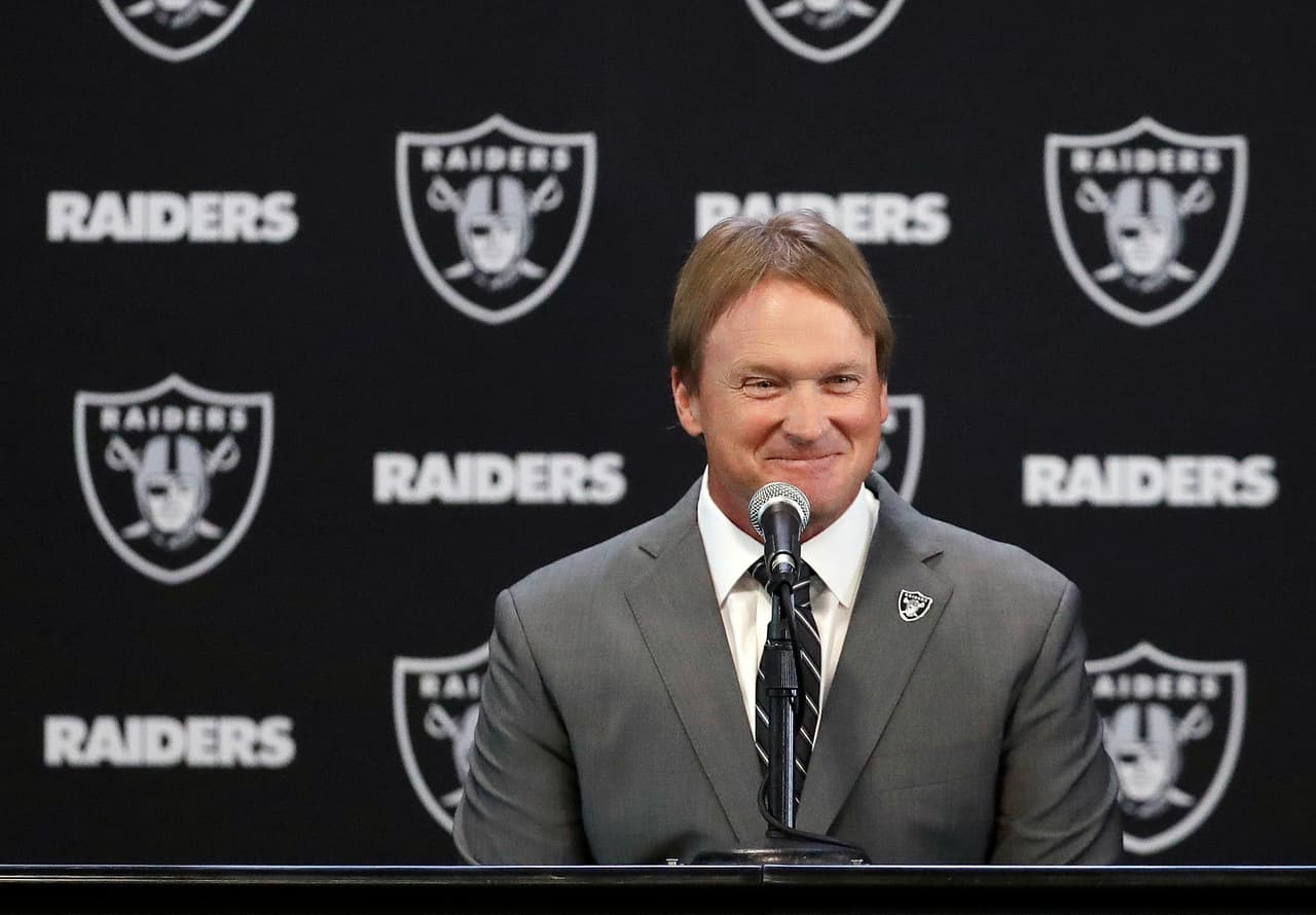Jon Gruden durante su presenteación como nuevo head coach de los Oakland Raiders.