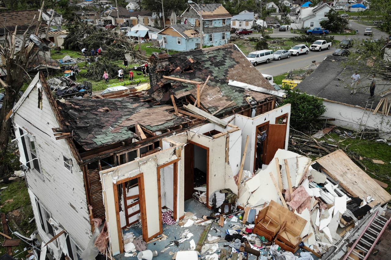 Los 
<a href="https://www.univision.com/temas/tornado">tornados</a> son otros fenómenos que han golpeado duro este año en zonas como los 
<a href="https://www.univision.com/shows/despierta-america/mas-de-20-millones-de-personas-afectadas-por-al-menos-17-tornados-en-eeuu-en-las-ultimas-24-horas-video">estados centrales de Estados Unidos</a>. Muchas personas pierden sus casas y bienes cada vez que ocurren estos peligroso fenómenos, que este año se repitieron de forma sucesiva, combinados con 
<a href="https://www.univision.com/shows/primer-impacto/tornados-tormentas-e-inundaciones-se-ensanan-con-numerosos-estados-y-se-cobran-varias-vidas-video">lluvias y fuertes granizadas e inundaciones</a> en una racha fuerte de clima severo.