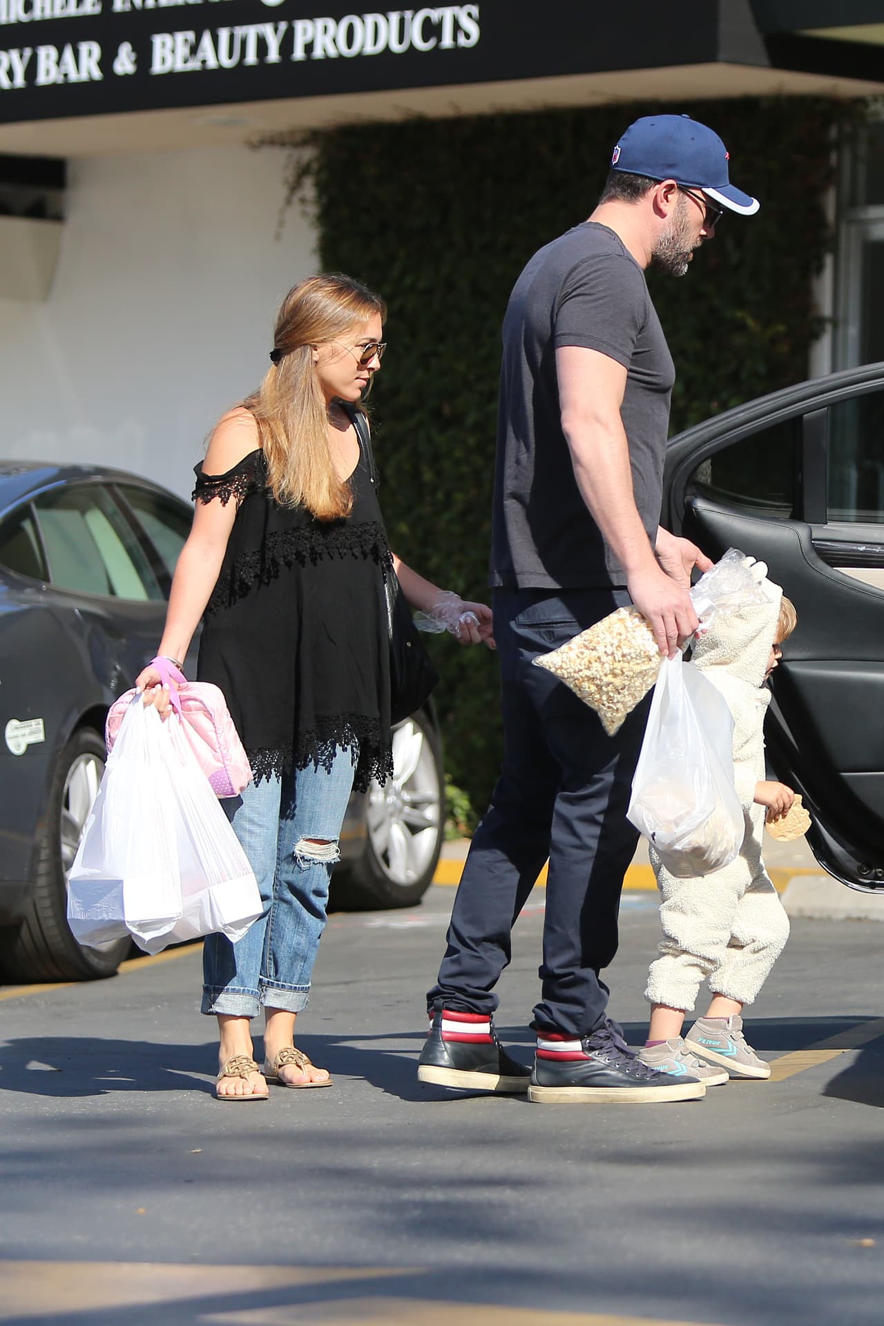 En estas imágenes se ve a Christine en su trabajo con Affleck y los niños.