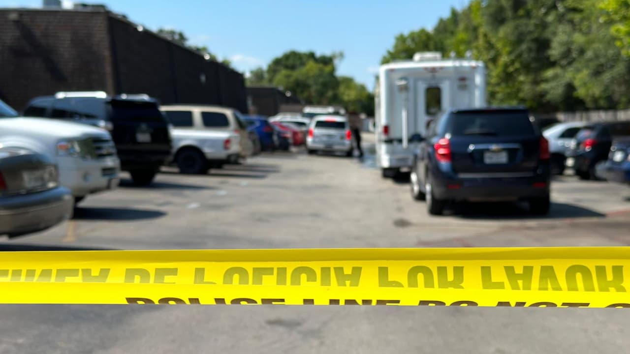 Sobre las 11:30pm, los agentes llegaron y encontraron a Leslie Reyes con un impacto de bala en la cabeza. 
<b>A pesar de los esfuerzos del personal médico, fue declarada sin vida en el lugar. </b>