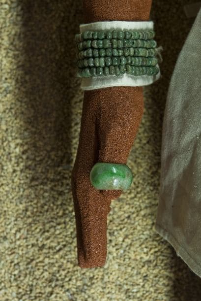 En ellos también se pueden apreciar collares, anillos, brazaletes, petos, pectorales y figurillas ceremoniales, tal y como los mayas las colocaron para acompañar a sus gobernantes al enterrarlos.