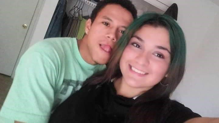 Aquí el padre Néstor Martínez y la madre de los menores Esmeralda González cuando estaban juntos.