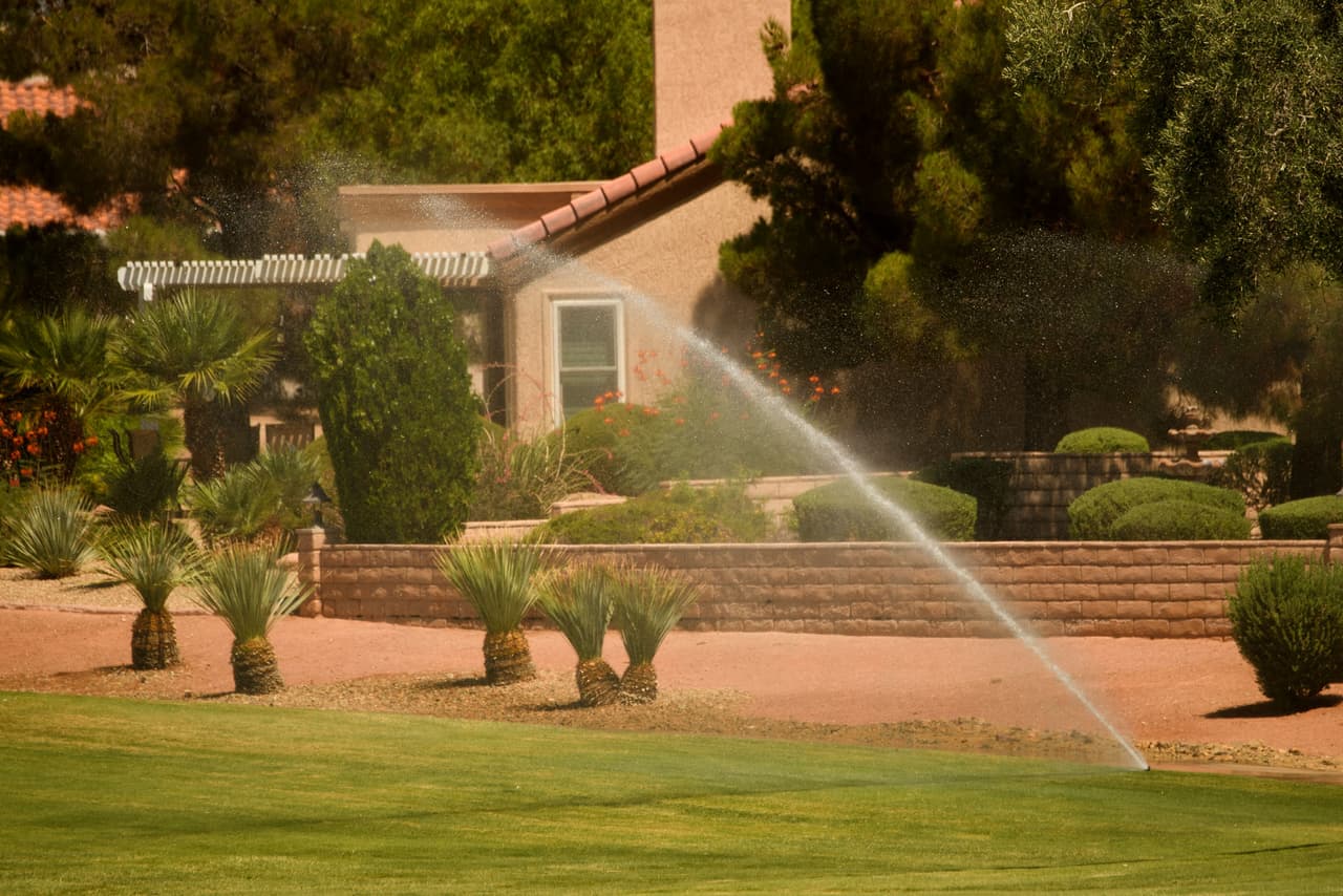 <b>8. </b>Además, recuerde que se debe evitar dar información a través de internet en sitios que no son legítimos. Es importante ser precavido para evitar caer víctima de estafadores.