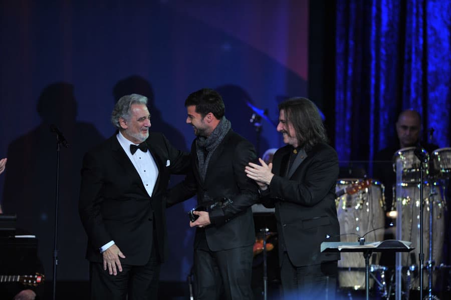 Ricky Martin le entregó en sus manos el premio a Plácido Domingo.