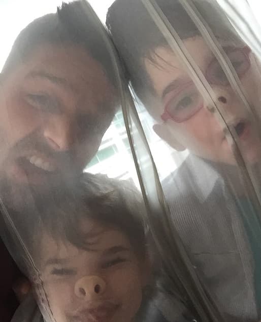 Los juegos de Ricky con sus pequeños son súper divertidos.