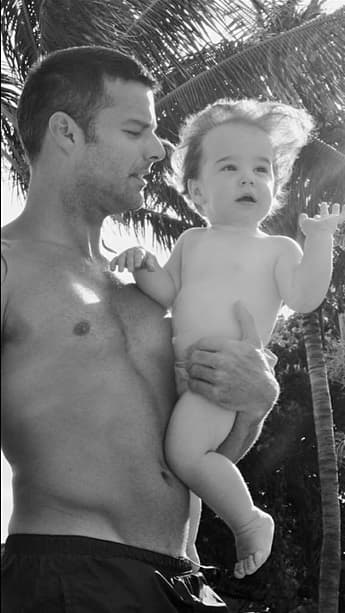 Ricky podrá ser un hombre muy ocupado, pero la mayor parte del tiempo está junto a sus hijos.