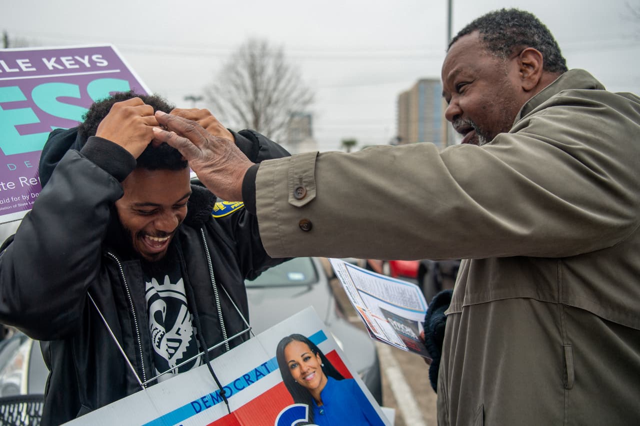 Las condiciones del tiempo no han sido obstáculo para quienes ejercen su derecho al voto.