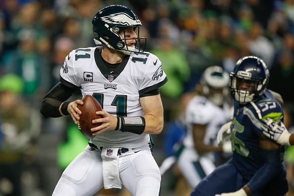 La opción menos probable es que los Eagles pongan a Wentz y a Foles a pelear por la titularidad del equipo.