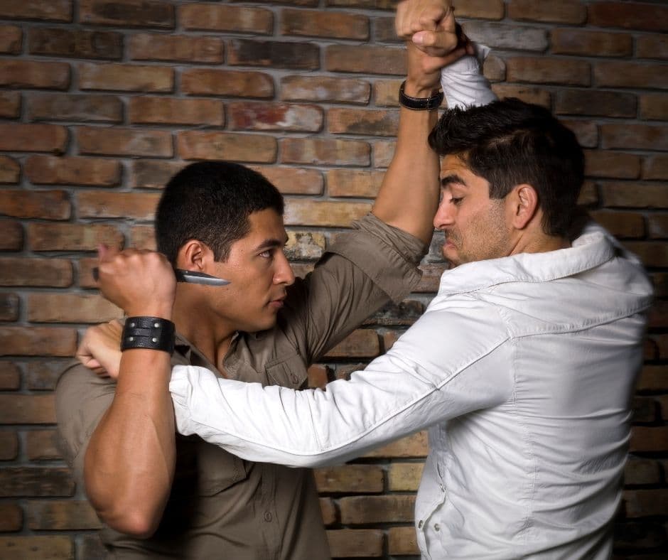 <b>Pelear:</b> este debe ser el último recurso y solo debes acudir a él cuando tu vida se encuentre en peligro inminente. Deberás intentar incapacitar la amenaza y actuar con la mayor violencia posible, según la recomendación del FBI.
<br>