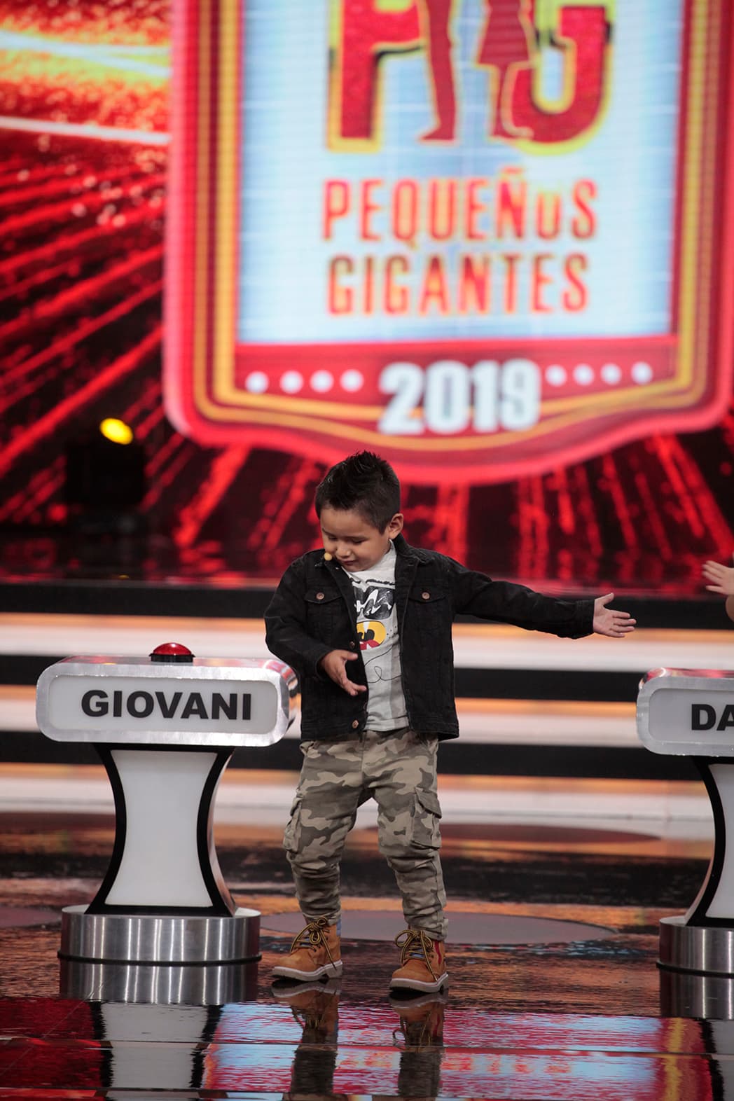 Giovani no sólo dijo que a él le gustaría tener "unas chicas" como las que acompañaron al juez dentro del musical en el que cantó 'Macumba', sino que aseguró que él mismo sabía bailar y cantar el tema.