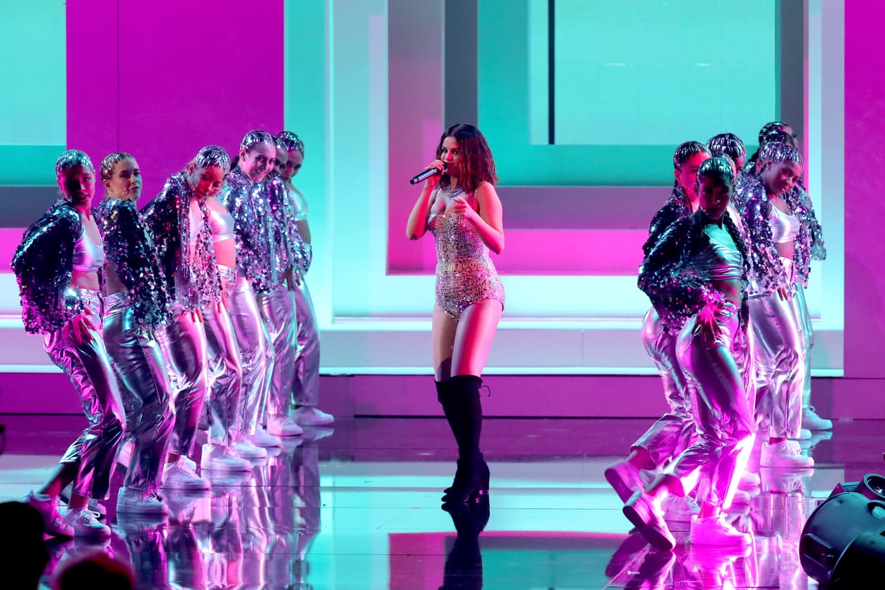 "Ella 
<b>se divirtió </b>después con sus amigos y familiares y estaba de buen humor". 
<br>