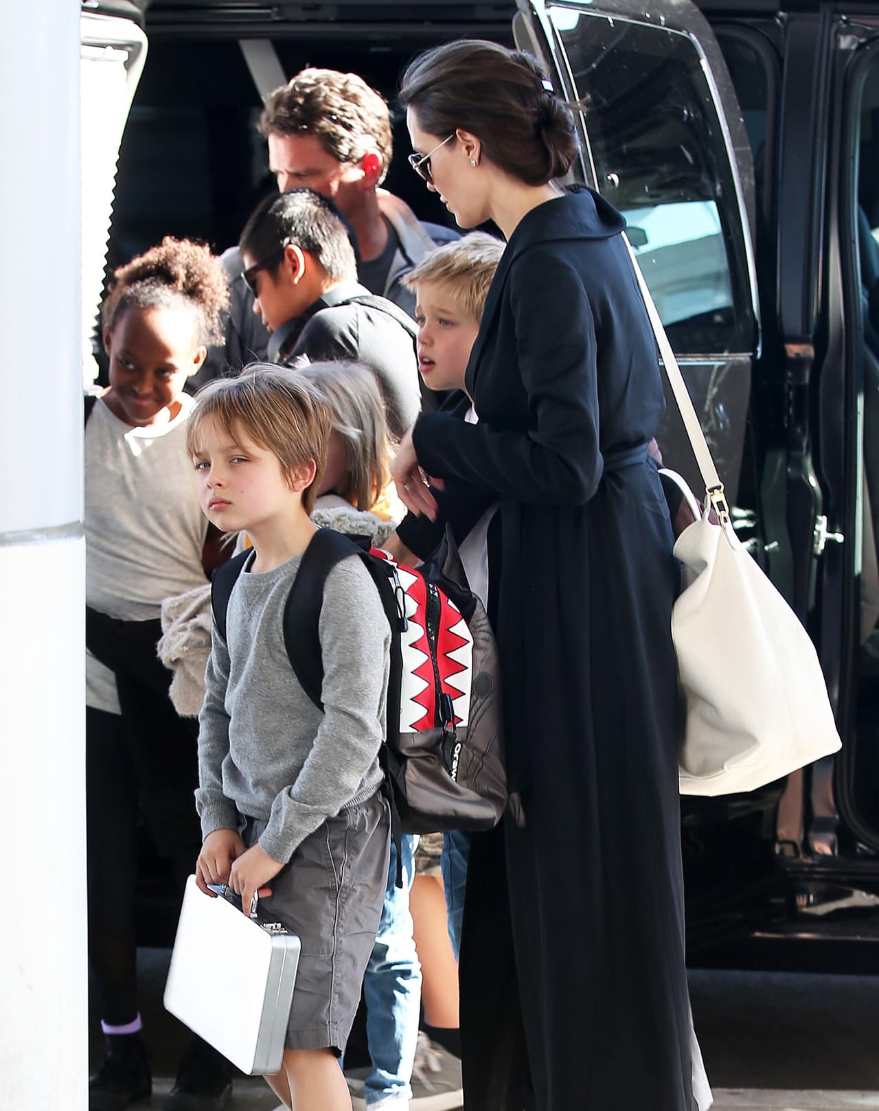 Al fondo vemos a Zahara muy sonriente.