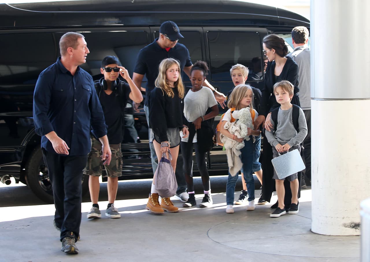 Un guardaespaldas los escoltó hasta su vuelo.