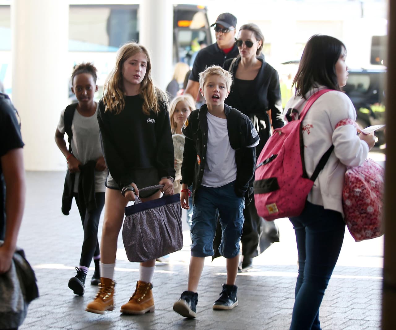 Todos presurosos para entrar a la terminal.