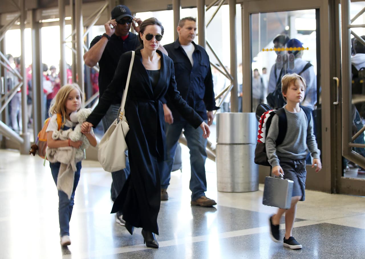 Angelina con sus hijos en el aeropuerto.