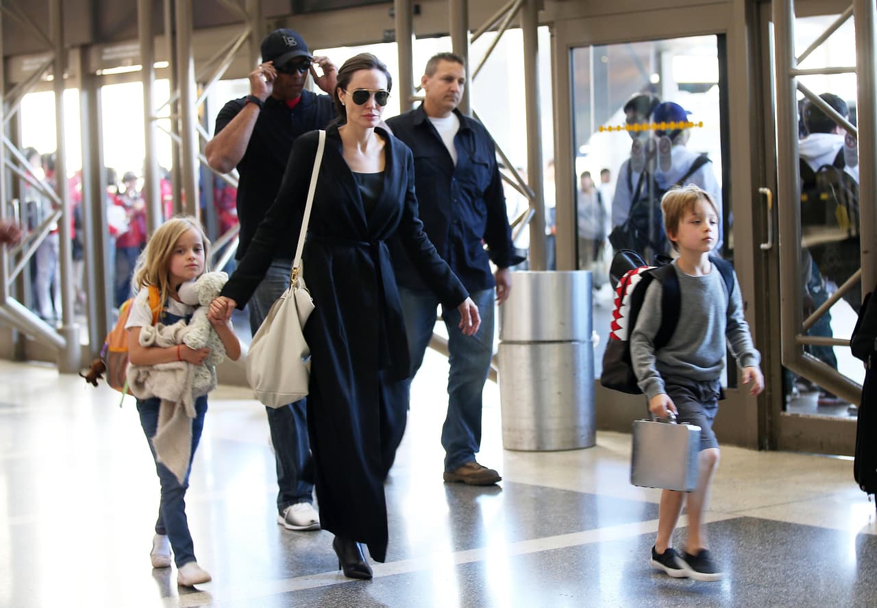 Vivienne, al lado de mami.