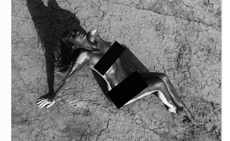 Para su sitio web se desvistió en pleno desierto.