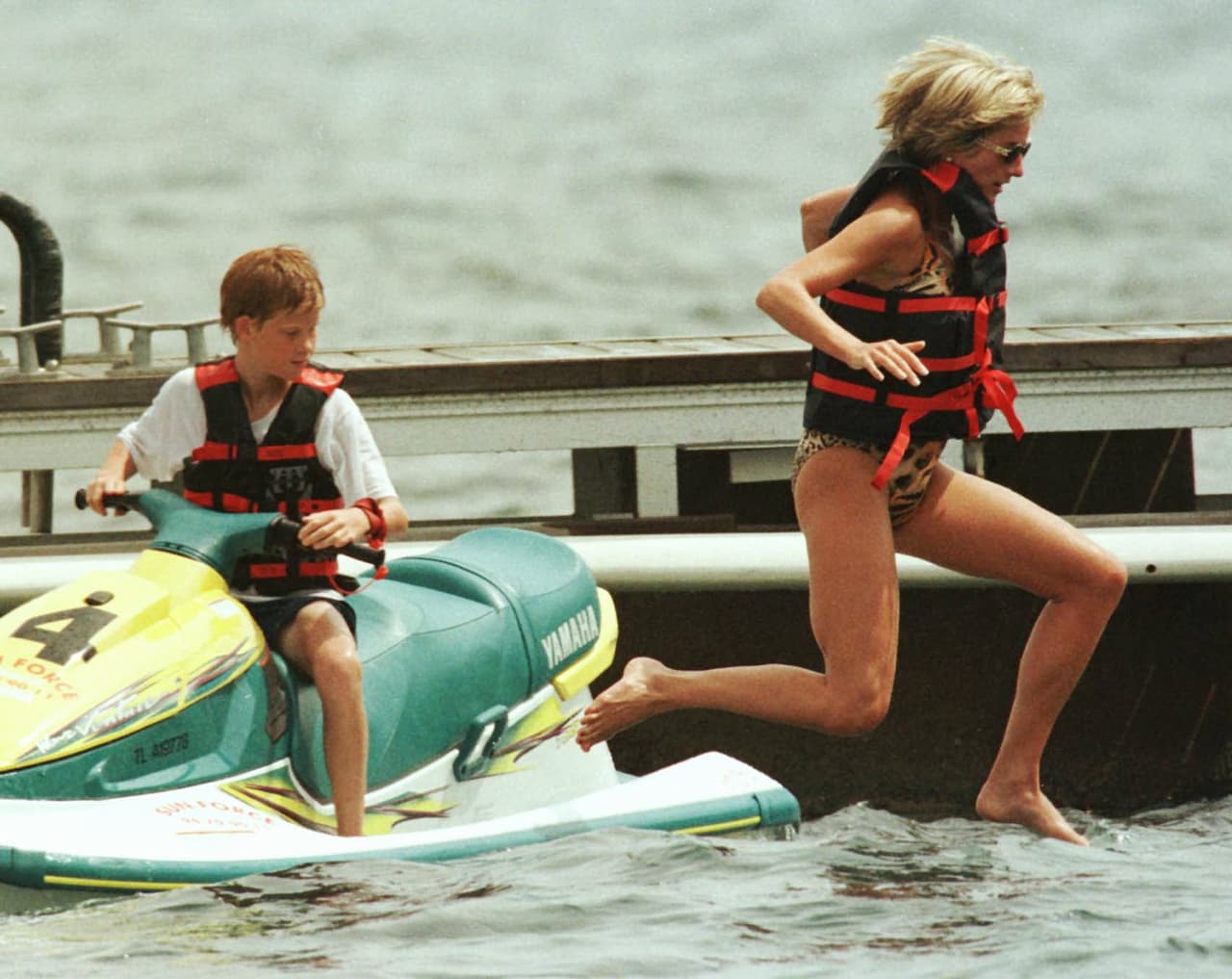 El 17 de julio de 1997, Lady Diana disfrutó de otra jornada acuática. Aquí se ve como salta de una moto de agua que pilota su hijo, el príncipe Harry.