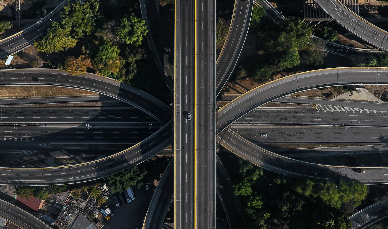 La autopista Francisco Fajardo en Caracas, Venezuela. 28 de marzo. Vea aquí cómo 
<a href="https://www.univision.com/noticias/salud/la-naturaleza-toma-las-ciudades-los-animales-a-sus-anchas-en-las-calles-vacias-por-el-coronavirus-fotos-fotos"><b>la naturaleza ha tomado las calles vacías por el coronavirus </b></a>