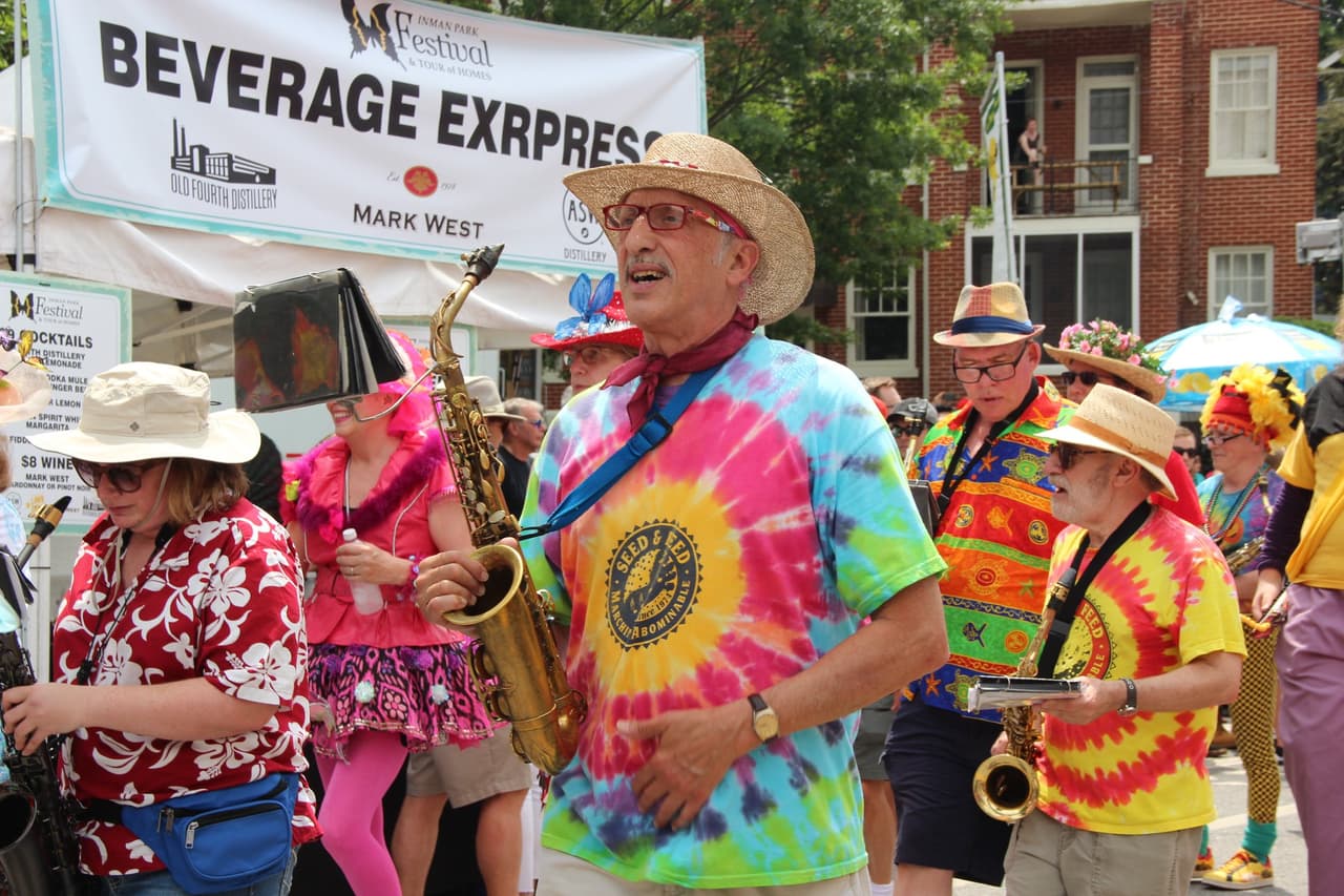 <b><a href="https://festival.inmanpark.org/">Inman Park Festival (29 y 30 de abril)</a></b>. Ampliamente considerado como el evento más animado y ecléctico de Atlanta, el Inman Park Festival ofrece un fin de semana de diversión familiar. El mercado callejero más grande de Atlanta, el desfile más peculiar de la ciudad, un espectáculo de arte con jurado, entretenimiento en vivo y festival de baile son solo algunas de las cosas que encontrarás en este evento.