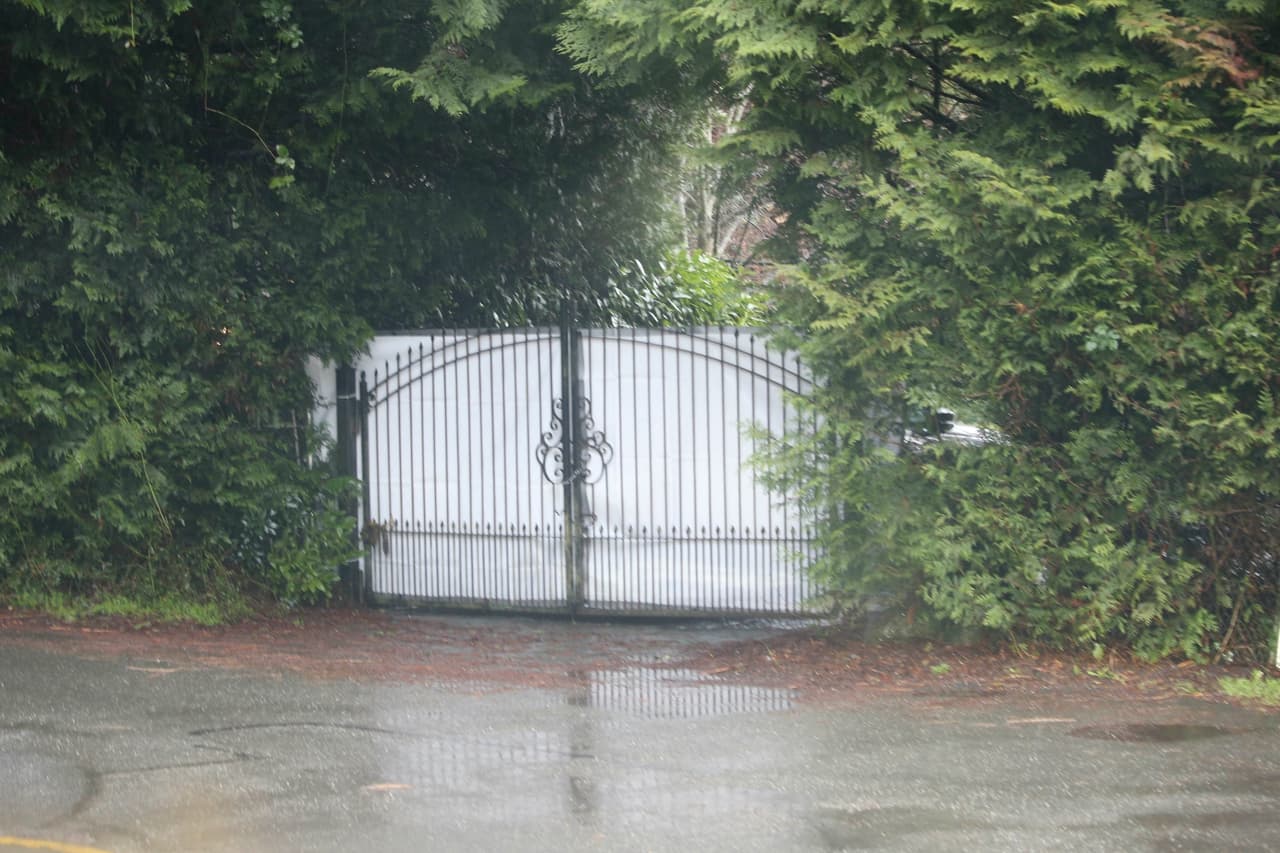 Por ello, se trasladaron de manera temporal a la Isla de Vancouver en donde han vivido en una residencia con valor de 14.2 millones de dólares. En algunas partes, la mansión fue 
<b><a href="https://www.univision.com/famosos/meghan-markle-y-el-principe-harry-tapan-con-toldos-la-entrada-a-su-mansion-en-canada-fotos" target="_blank">cubierta con toldos y lonas </a></b>para garantizar la privacidad del matrimonio. 
<br>