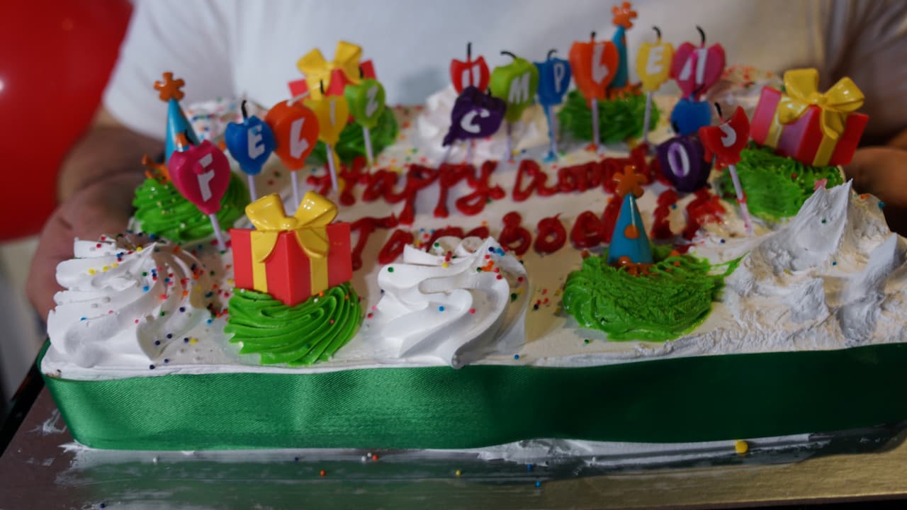 El pastel lucia espectacular, era sabor vainilla y muy colorido.