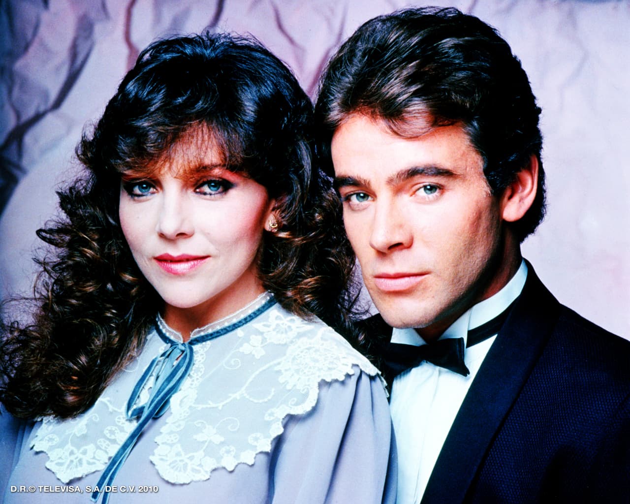 De inmediato queda enamorada del guapo dueño de la casa.