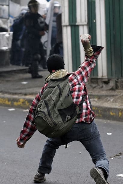 Los manifestantes lanzaron explosivos de fabricación casera.